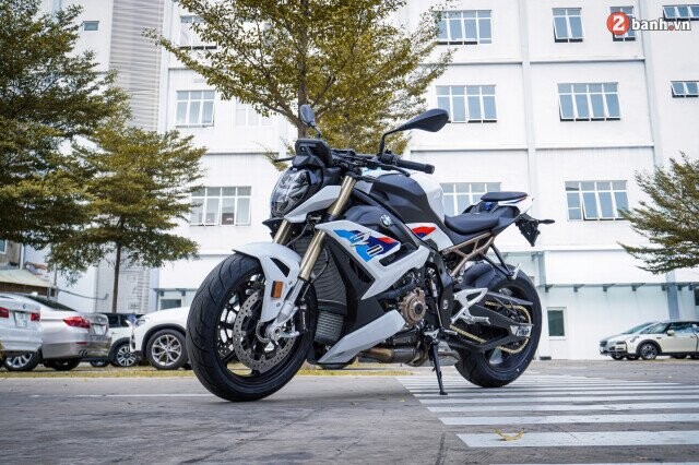 Naked bike mới nhất của BMW S1000R 2021 vừa về Việt Nam đã lên một loạt