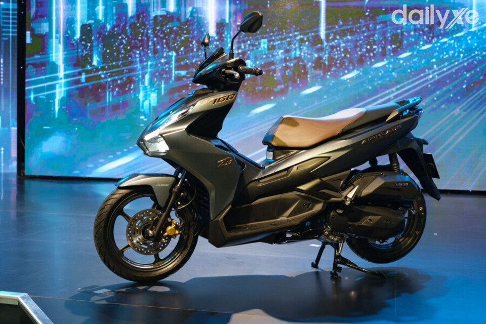 Phiên bản 160cc với tông màu xanh xám đen sang trọng.