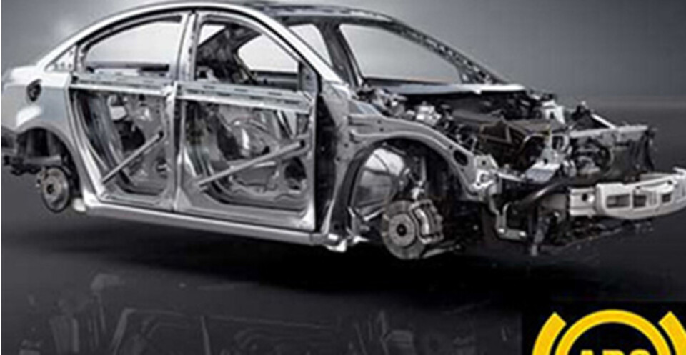 Khung sườn làm bằng thép chịu lực chắc chắn bảo vệ tài xế và hành khách trong xe