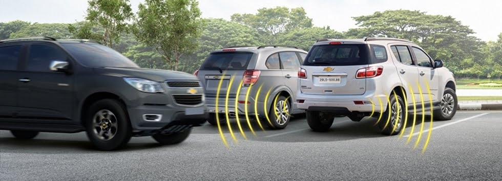 Rada giúp pháp hiện và cảnh báo các phương tiện di chuyển ngang phía sau hoặc từ hai bên Rada giúp pháp hiện và cảnh báo các phương tiện di chuyển ngang phía sau hoặc từ hai bên