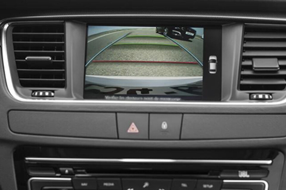 Hệ thống camera lùi mang đến sự hỗ trợ đắc lực trong việc khởi hành, đỗ xe