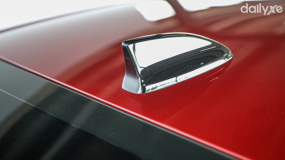 Ăng ten vây cá mập được lắp đặt trên nóc xe ô tô