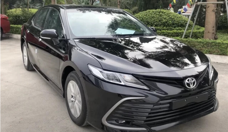 Được biết Toyota Camry 2022 tại Việt Nam có 4 phiên bản: bạn có dán 2.0g để dán bo mạch và màn hình