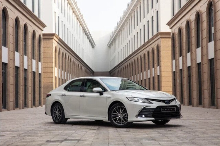 Được biết Toyota Camry 2022 tại Việt Nam có 4 phiên bản: bạn có dán 2.0g để dán bo mạch và màn hình