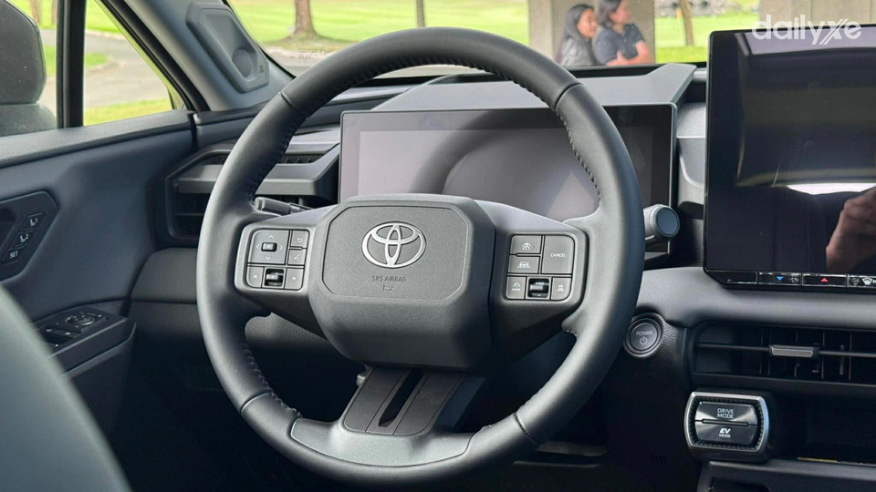 Tay lái bọc da cao cấp tích hợp nhiều nút bấm tiện ích