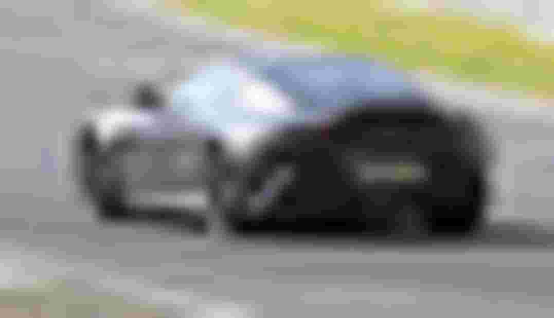 aston martin nha hang vantage dung dong co v12, hua hen ra mat vao nam sau