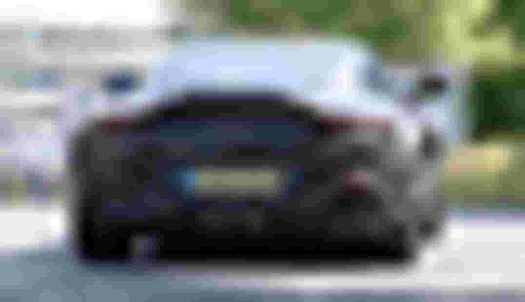 aston martin nha hang vantage dung dong co v12, hua hen ra mat vao nam sau