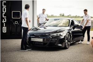 Audi tặng 15 chiếc sedan điện Audi e-tron GT cho dàn sao FC Bayern Munich