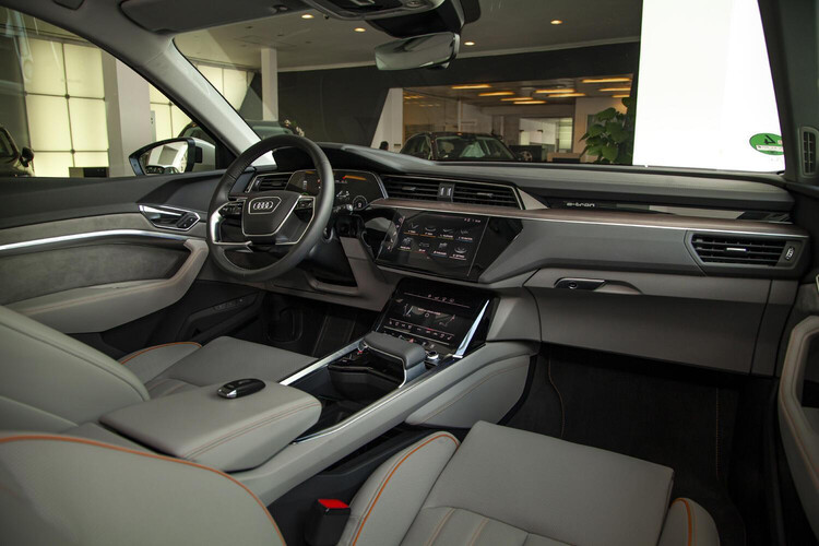 audi-viet-nam-trung-bay-mau-xe-audi-e-tron-dau-tien-chay-hoan-toan-bang-dien-11.jpg audi-viet-nam-trung-bay-mau-xe-audi-e-tron-dau-tien-chay-hoan-toan-bang-dien-11.jpg