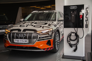 Audi Việt Nam trưng bày mẫu xe Audi e-tron đầu tiên chạy hoàn toàn bằng điện