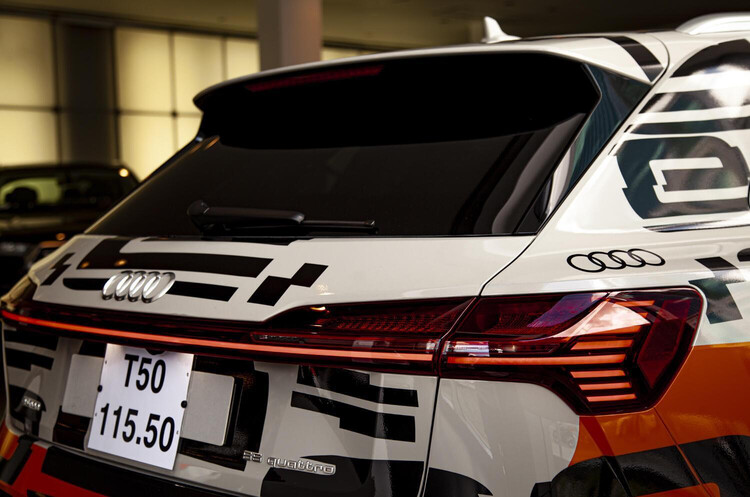 audi-viet-nam-trung-bay-mau-xe-audi-e-tron-dau-tien-chay-hoan-toan-bang-dien-8.jpg audi-viet-nam-trung-bay-mau-xe-audi-e-tron-dau-tien-chay-hoan-toan-bang-dien-8.jpg