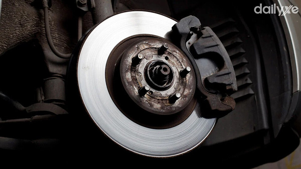 Má phanh, đĩa phanh xe bị mòn cũng có thể làm giảm hiệu quả hệ thống phanh