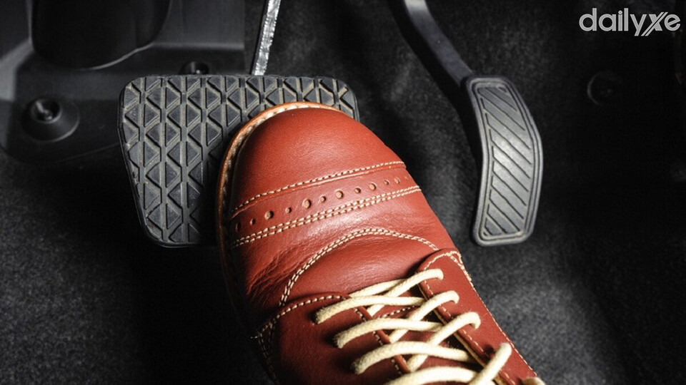 Bàn đạp phanh sát sàn xe là một dấu hiệu cần kiểm tra và bảo dưỡng phanh đĩa