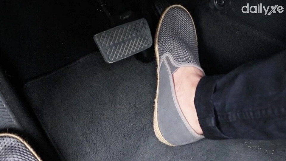 Cảm giác đạp phanh bị cứng hoặc nặng do tắc ống dẫn dầu phanh