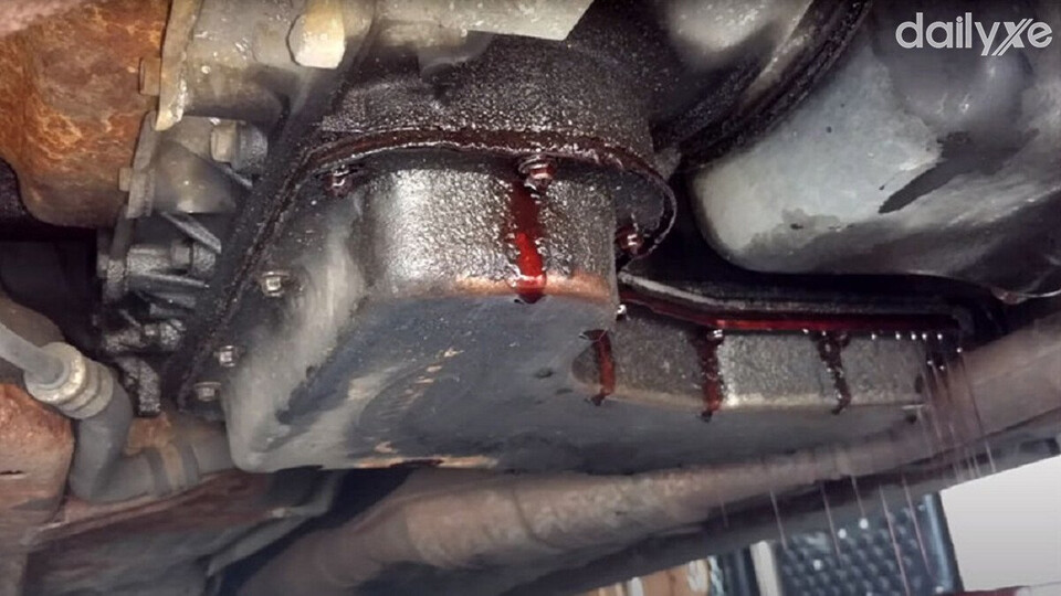 Dấu hiệu rò rỉ dầu hộp số tự động xe ô tô dưới gầm gặp vấn đề