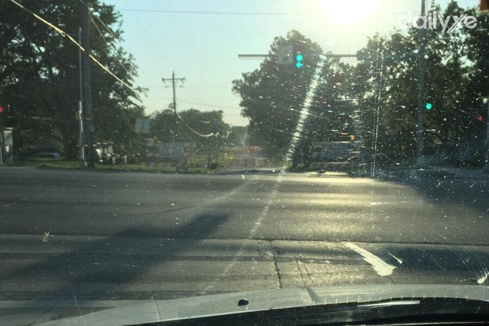 Kính chắn gió bị xước