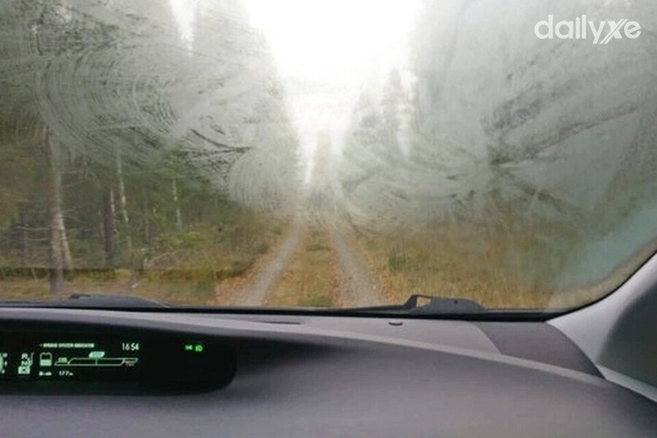 Cần bảo dưỡng kính chắn gió ô tô bị mờ