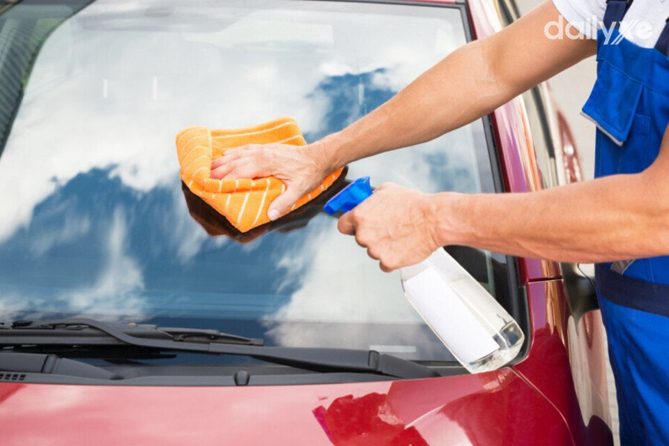 Vệ sinh kính chắn gió ô tô bị ố vàng