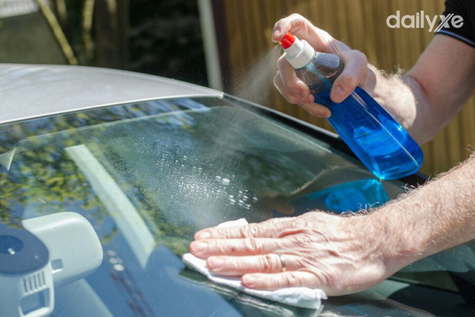 Kinh nghiệm vệ sinh kính chắn gió ô tô