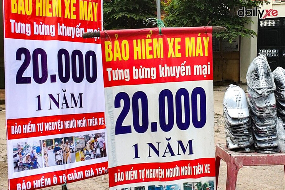 Cẩn thận với bảo hiểm xe máy bán giá rẻ tại vỉa hè