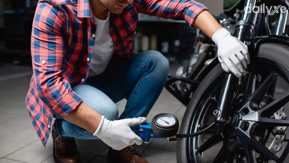 Bơm lốp xe một cách bảo quản xe máy khi không sử dụng