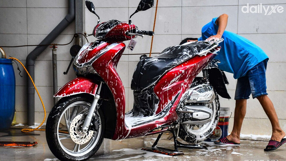 Tiến hành vệ sinh và rửa xe sạch sẽ