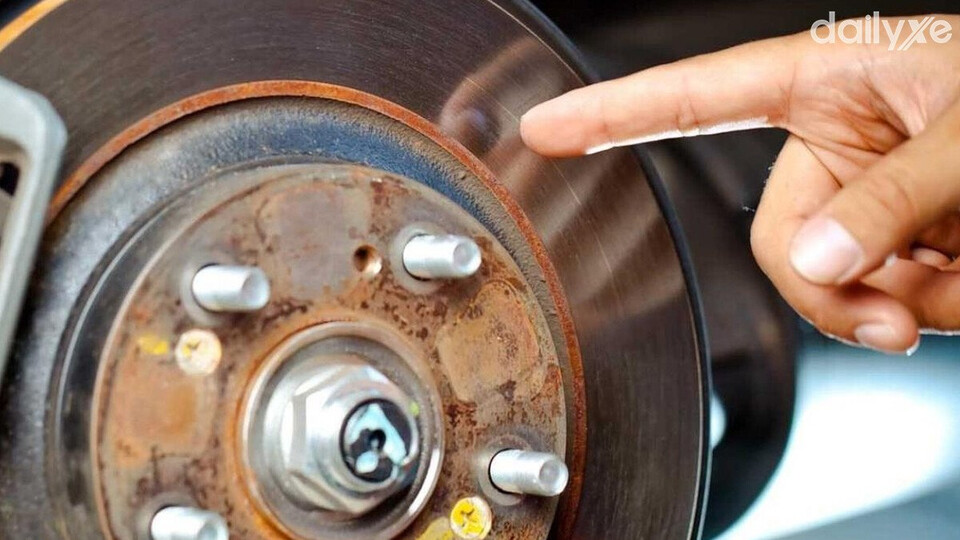 Kiểm tra độ cong vênh của phanh định kỳ bảo dưỡng