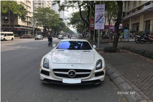 Bắt gặp hàng hiếm Mercedes-AMG SLS trên phố Sài Thành: Vẫn xứng danh Cánh chim huyền thoại