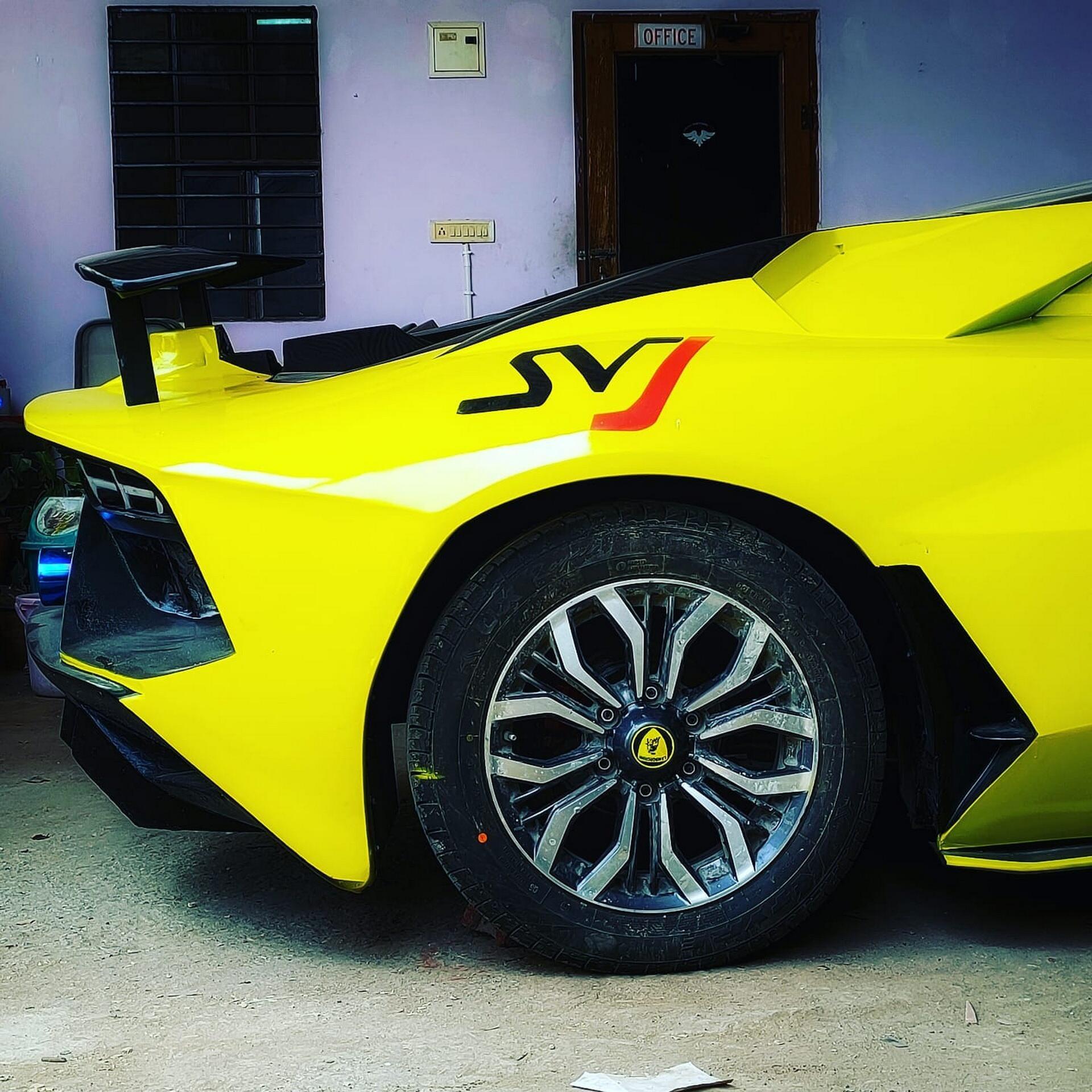 Biến Honda Civic thành Lamborghini Aventador SVJ