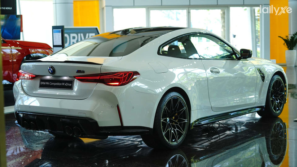 Thân xe vuốt thấp về sau, tạo dáng thể thao