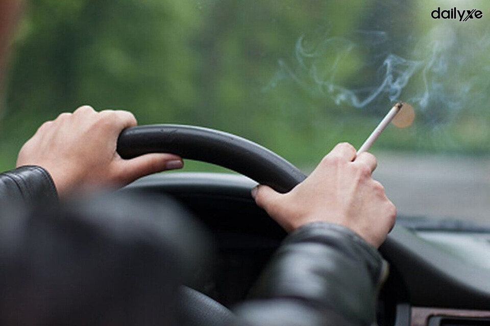 Khói thuốc lá nguyên nhân khiến ô tô có mùi hôi khó chịu