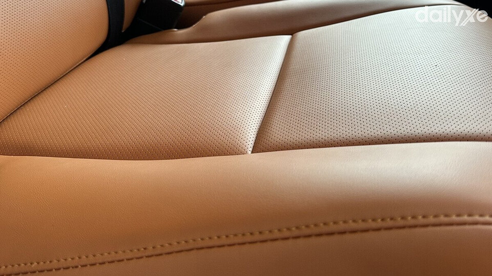 Đội ngũ kinh nghiệm cắt dán tỉ mỉ, đảm bảo tính thẩm mỹ bọc da ghế