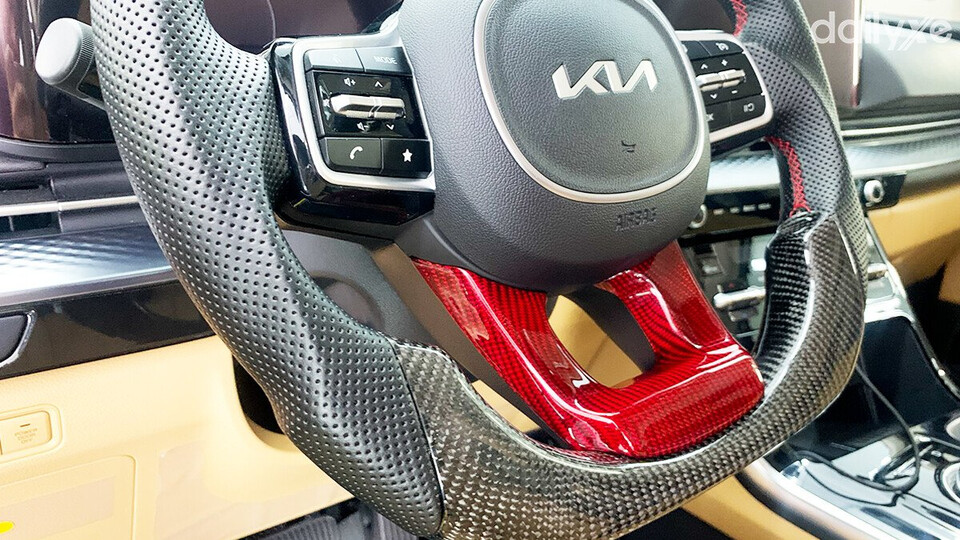 Bọc vô lăng Carbon sở hữu chi tiết trang trí tạo hình vân Carbon