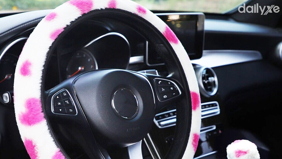 Bọc vô lăng chất liệu vải và nhung mềm và êm nhưng độ bền không cao