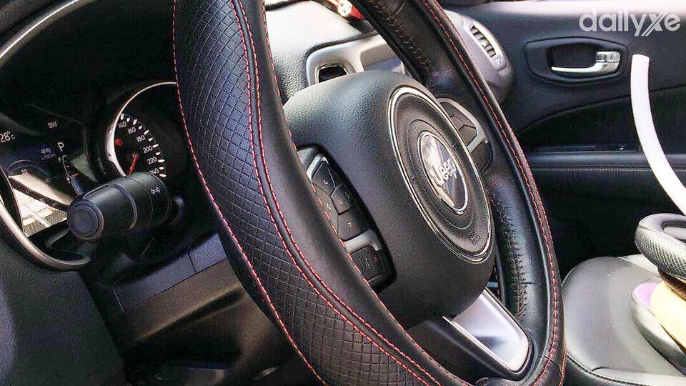 Bọc vô lăng ô tô Simili thường cứng và thô ráp