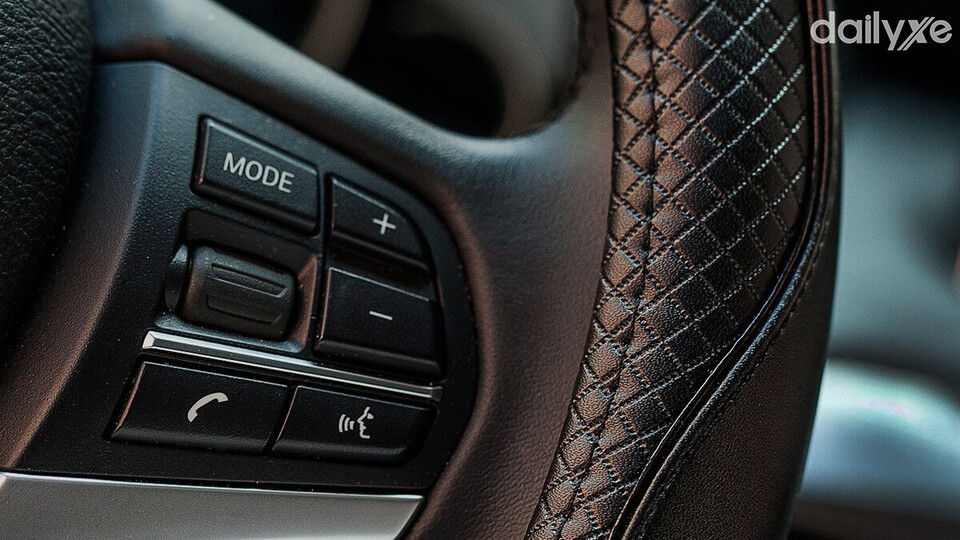 Bọc vô lăng ô tô da thật tạo cảm giác chắc chắn và sang trọng