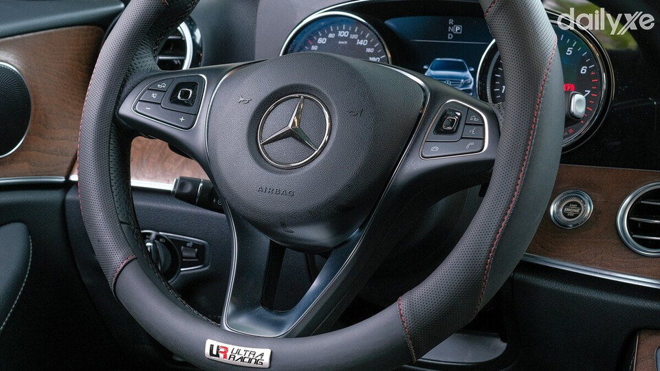 Bọc vô lăng ô tô thương hiệu Ultra Racing