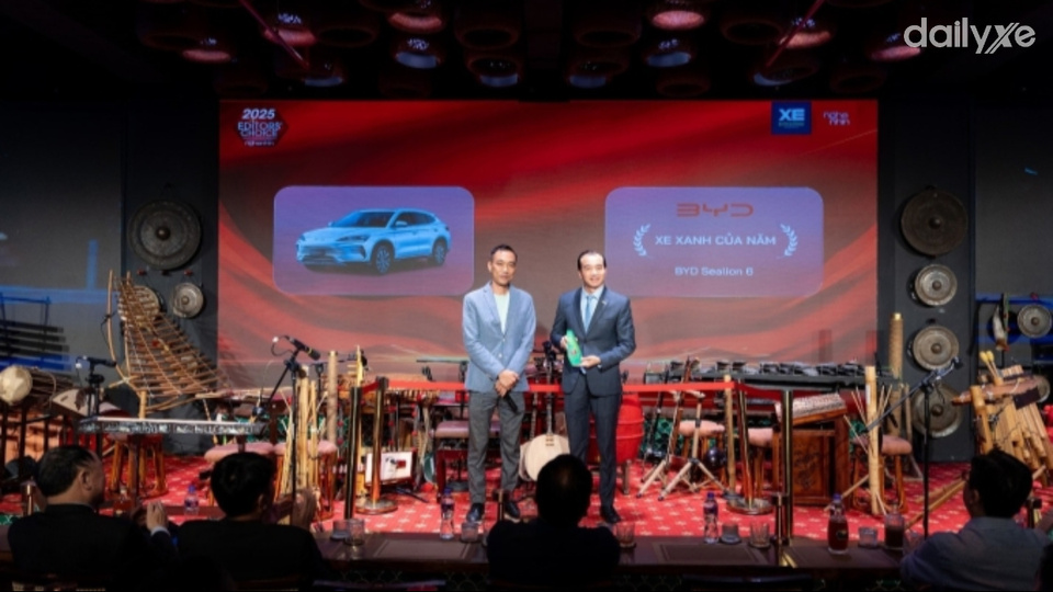 Đại diện BYD Việt Nam (phải) nhận giải thưởng tại một sự kiện