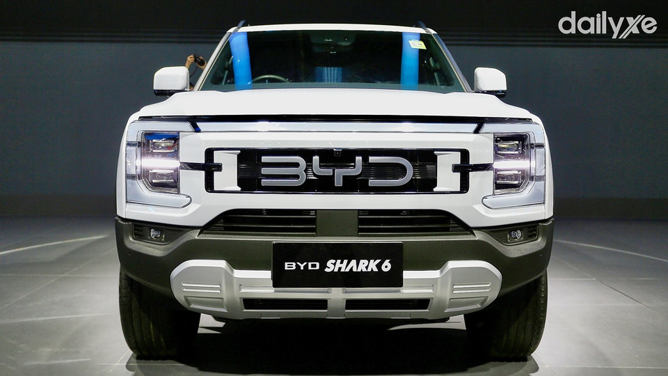 BYD Shark 6 thu hút ánh nhìn với thiết kế vuông vức và logo BYD lớn
