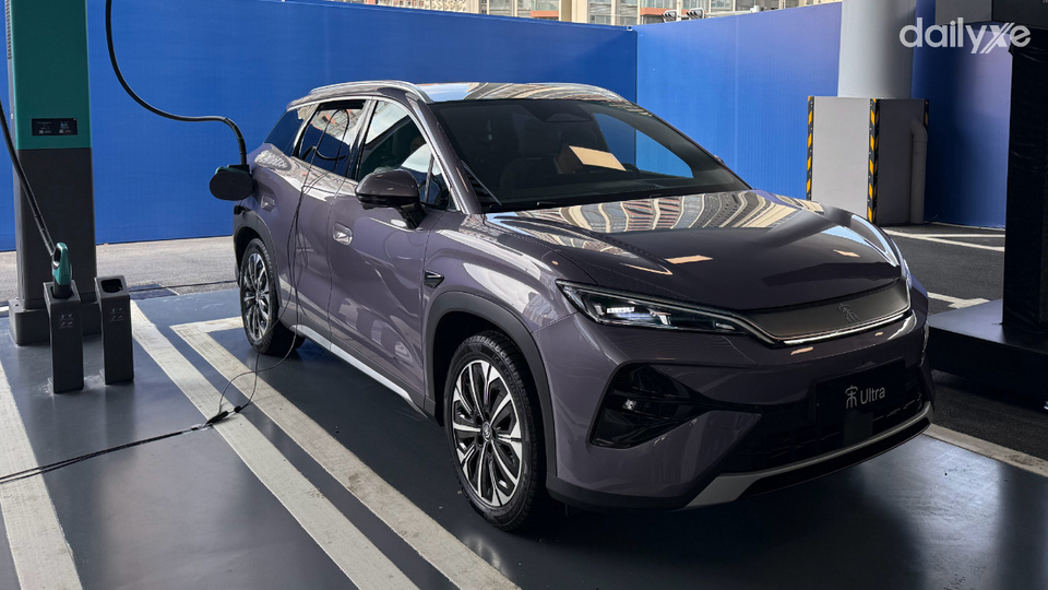 Đường gân dập nổi chạy dọc thân xe được xử lý sắc nét