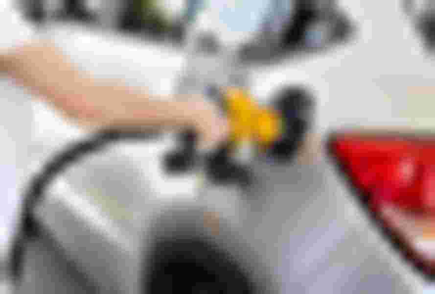 Cách đổ xăng ô tô: Vì sao không nên đổ xăng đầy bình ?