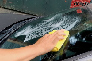 Cách làm sạch kính xe ô tô tại nhà nhanh chóng và hiệu quả