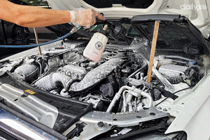 Cách vệ sinh khoang máy ô tô vừa hiệu quả vừa bảo vệ thiết bị điện