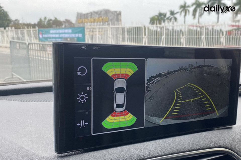 Trang bị camera lùi phía sau xe