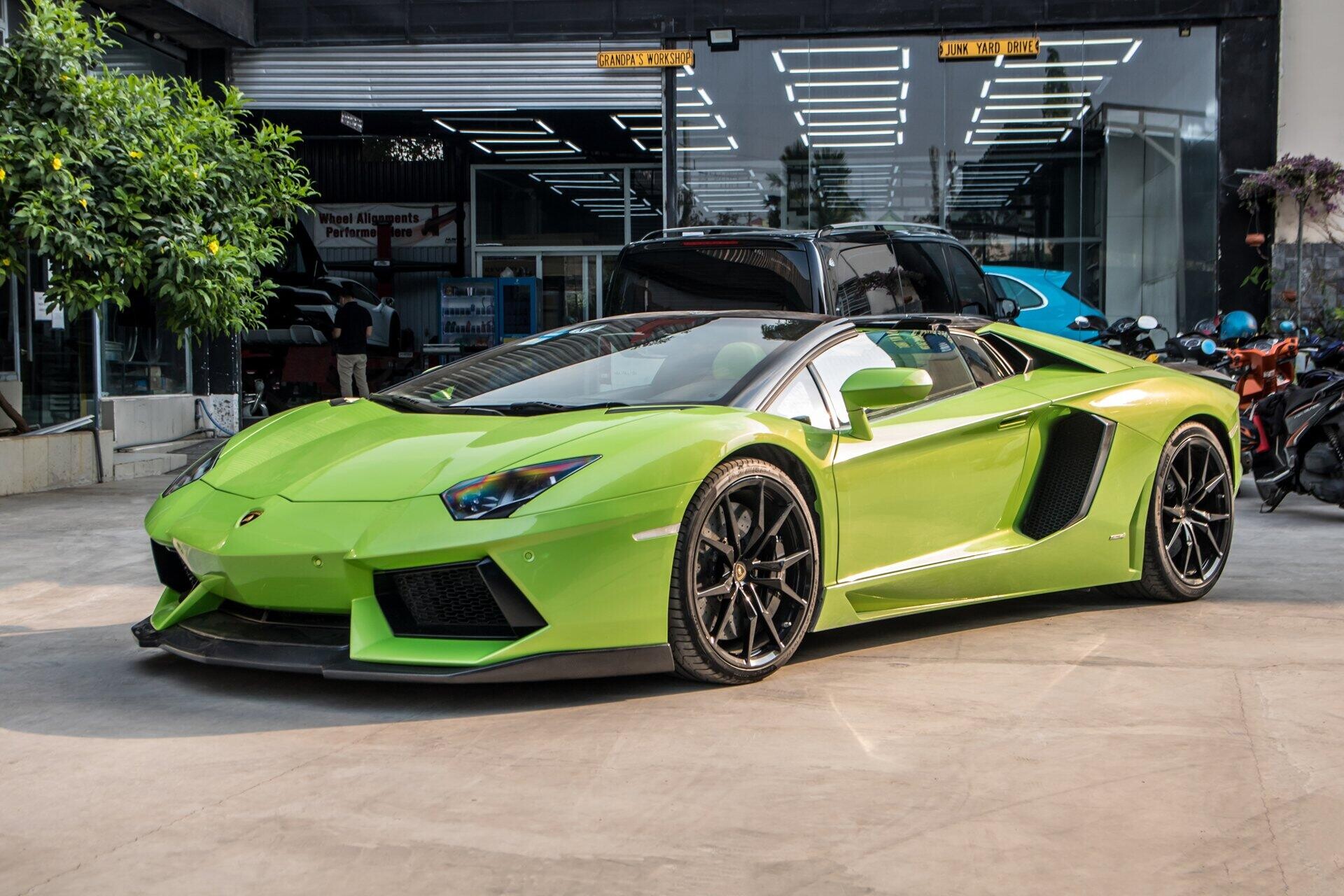 Cận cảnh Lamborghini Aventador Roadster màu lạ tại 