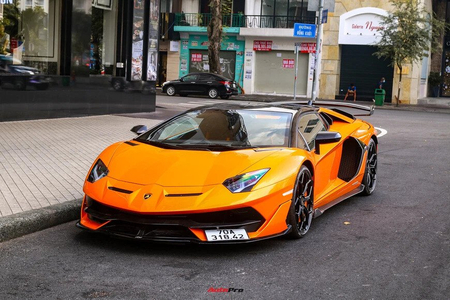 Cận cảnh Lamborghini Aventador SVJ Roadster đầu tiên ra biển trắng tại Việt  Nam, tiền đóng thuế trước bạ chắc chắn đủ mua thêm chiếc BMW