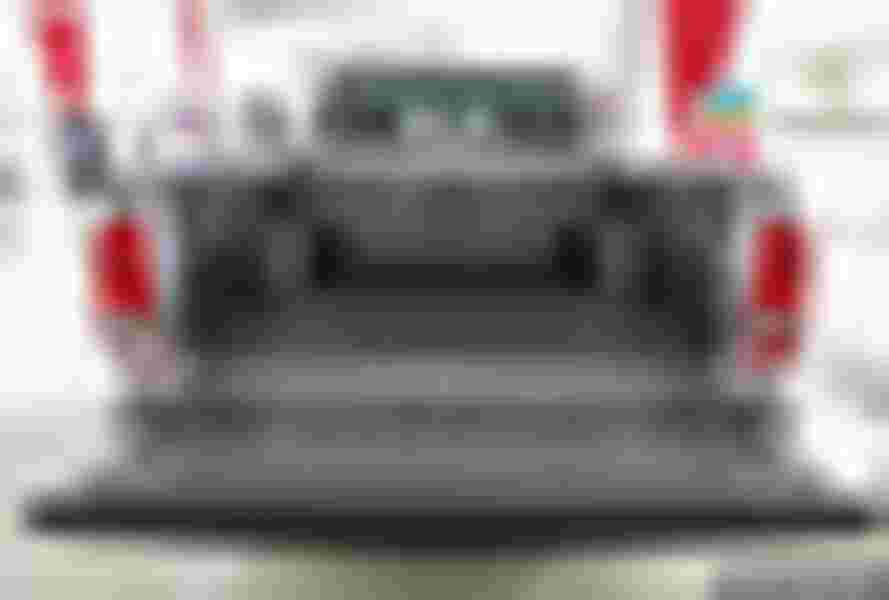 Cận cảnh Toyota Hilux L-Edition 2.4L AT 4×4 mới tại Malaysia - Hình 12