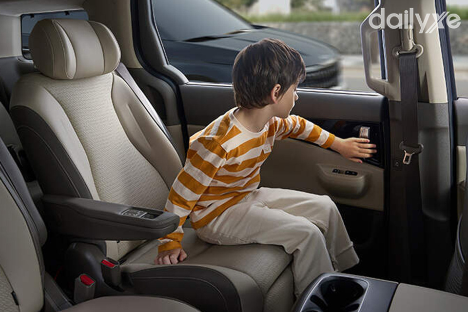 Cảnh báo và hỗ trợ mở cửa sau an toàn