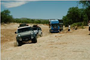 Cặp đôi Land Rover Defender 2020 giải cứu xe tải 20 tấn mắc kẹt tại sa mạc