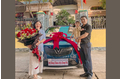 Cầu thủ Quang Hải tặng mẹ chiếc VinFast Fadil nhân ngày 20/10